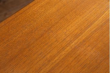 ヴィンテージ家具　北欧ビンテージ　チーク材　G-plan(ジープラン)　スタイリッシュなデザインのサイドボード(サイドキャビネット)